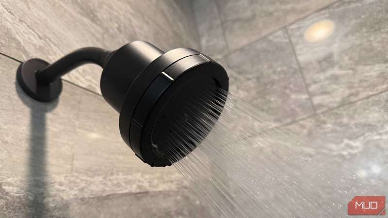 سرشیر دوش اسکیین در حال کار با آب