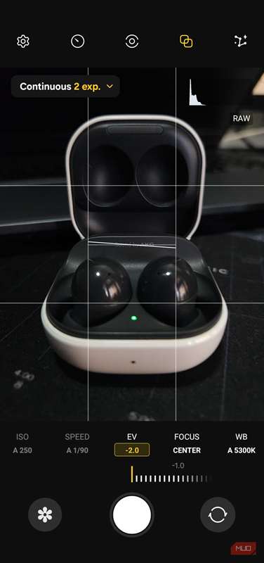 گزینه‌های برنامه Expert RAW بر روی گوشی Galaxy