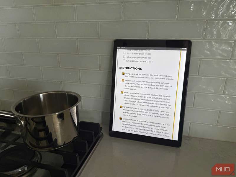 iPad Pro نسل اول در آشپزخانه که مراحل دستور غذا را نشان می‌دهد