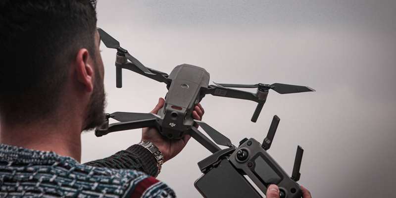 مردی در بیرون که یک درون سیاه رنگ در دست دارد