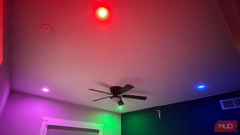 چهار لامپ توکار Hue با رنگ‌های متفاوت