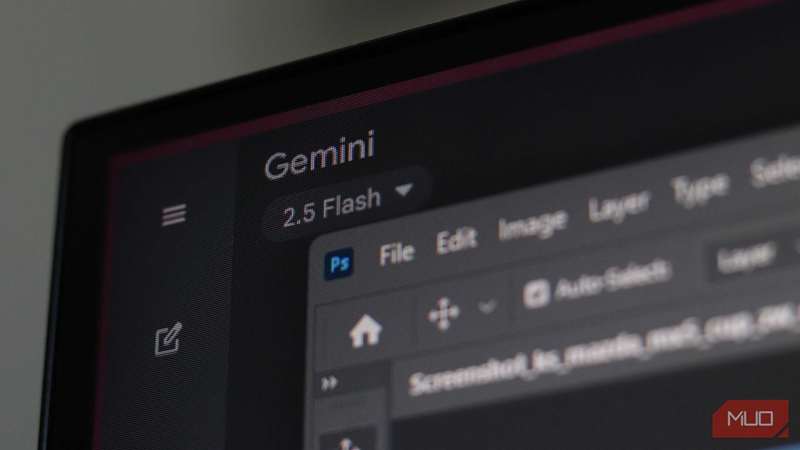 Gemini و فتوشاپ در یک کامپیوتر ویندوز 11 باز است.