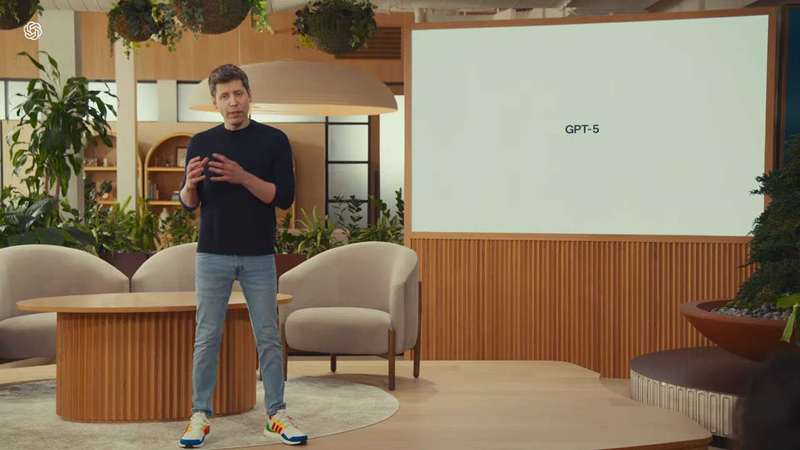 سم آلتمن در مقابل ارائه GPT‑5 ایستاده است