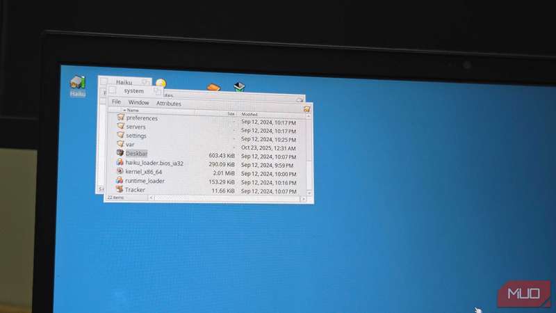 نوار دسکتاپ Haiku OS باز بر روی لپ‌تاپ HP