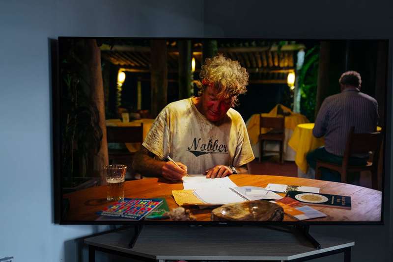 هی‌نس 65U8K - نور طبیعی روز