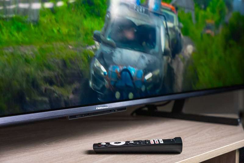 هی‌نس 65U8K - نمای جانبی ریموت