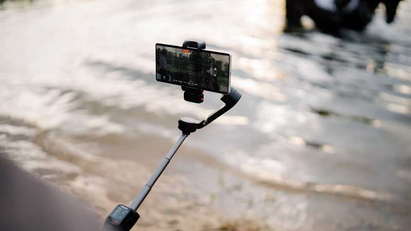 Hohem iSteady V3 Ultra با گوشی بر روی آب