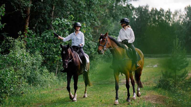 Hohem iSteady V3 Ultra توسط شخصی در حال سوار بر اسب