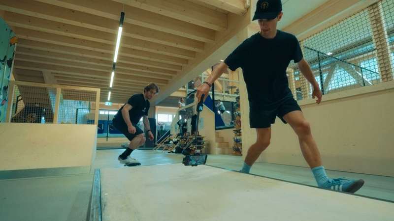 Hohem iSteady V3 Ultra در حال ضبط یک اسکیت‌باز