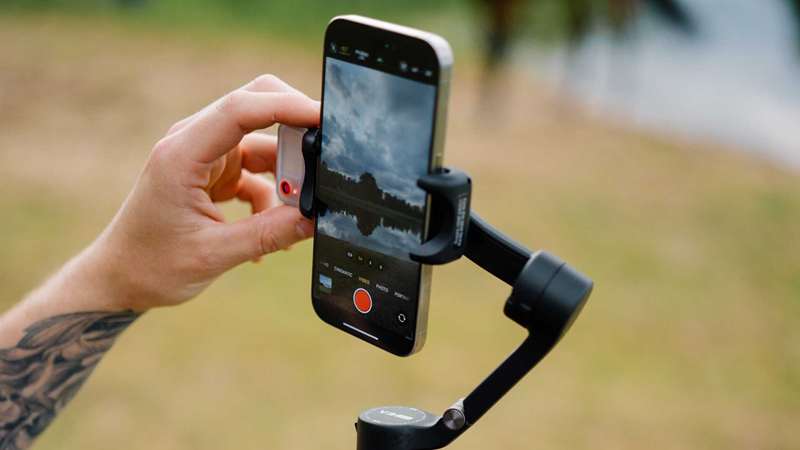 Hohem iSteady V3 Ultra در حال نگهداری آیفون برای ضبط ویدیو