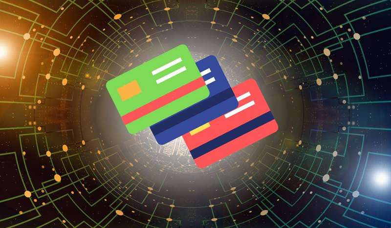 کارت‌های اعتباری مجازی بر روی پس‌زمینه دیجیتال دیده می‌شوند