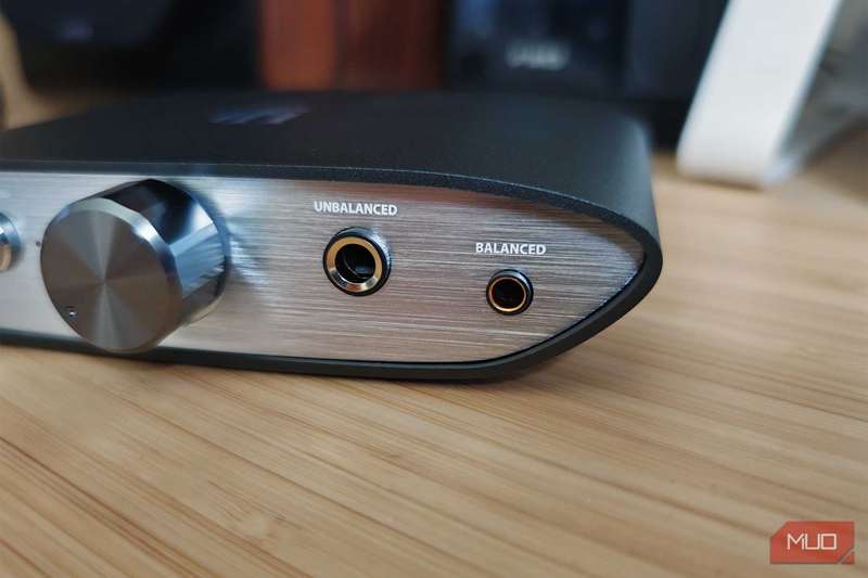 پورت‌های تعادل‌دار و غیر تعادل‌دار iFi Zen DAC 2 از جلو