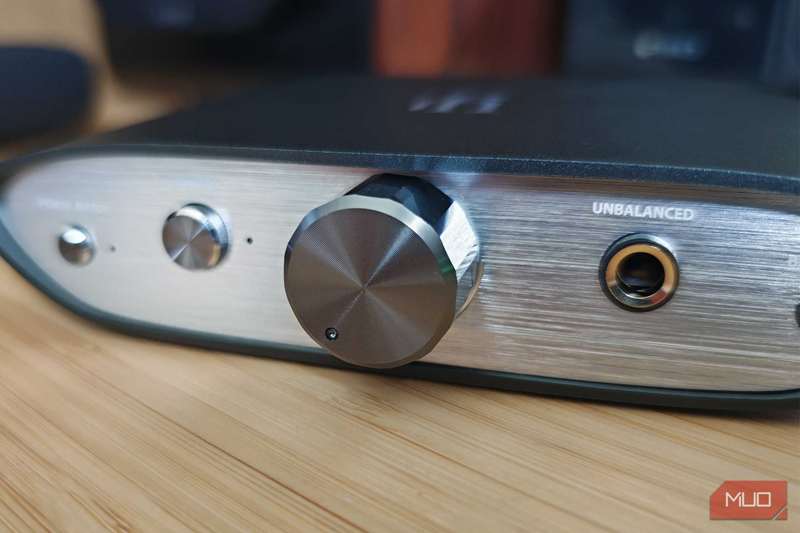 دکمه‌های تنظیم توان و باس واقعی iFi Zen DAC 2