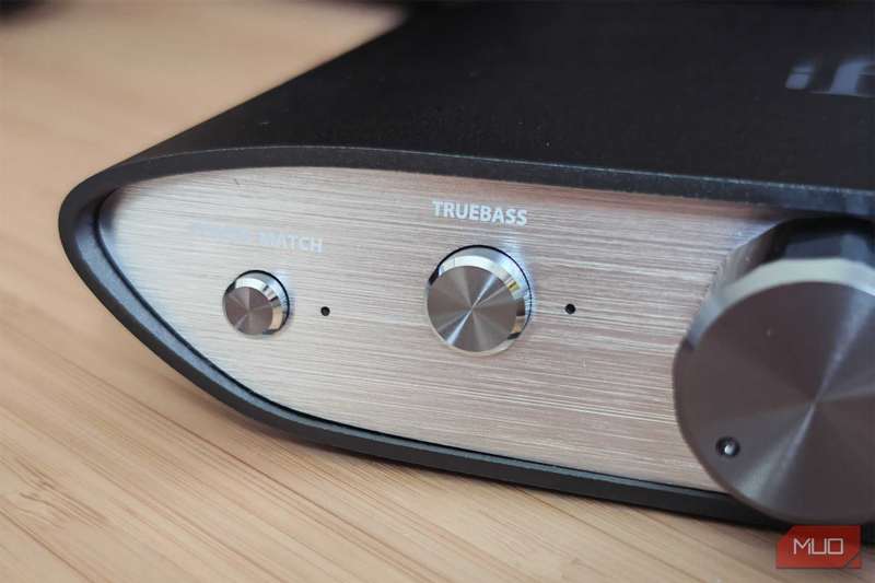 دکمه‌های تنظیم توان و باس واقعی iFi Zen DAC 2