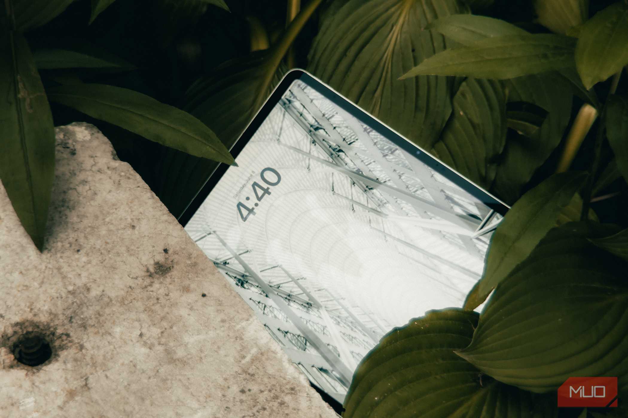 Apple iPad Air M2 روی زمین با صفحه نمایش روشن