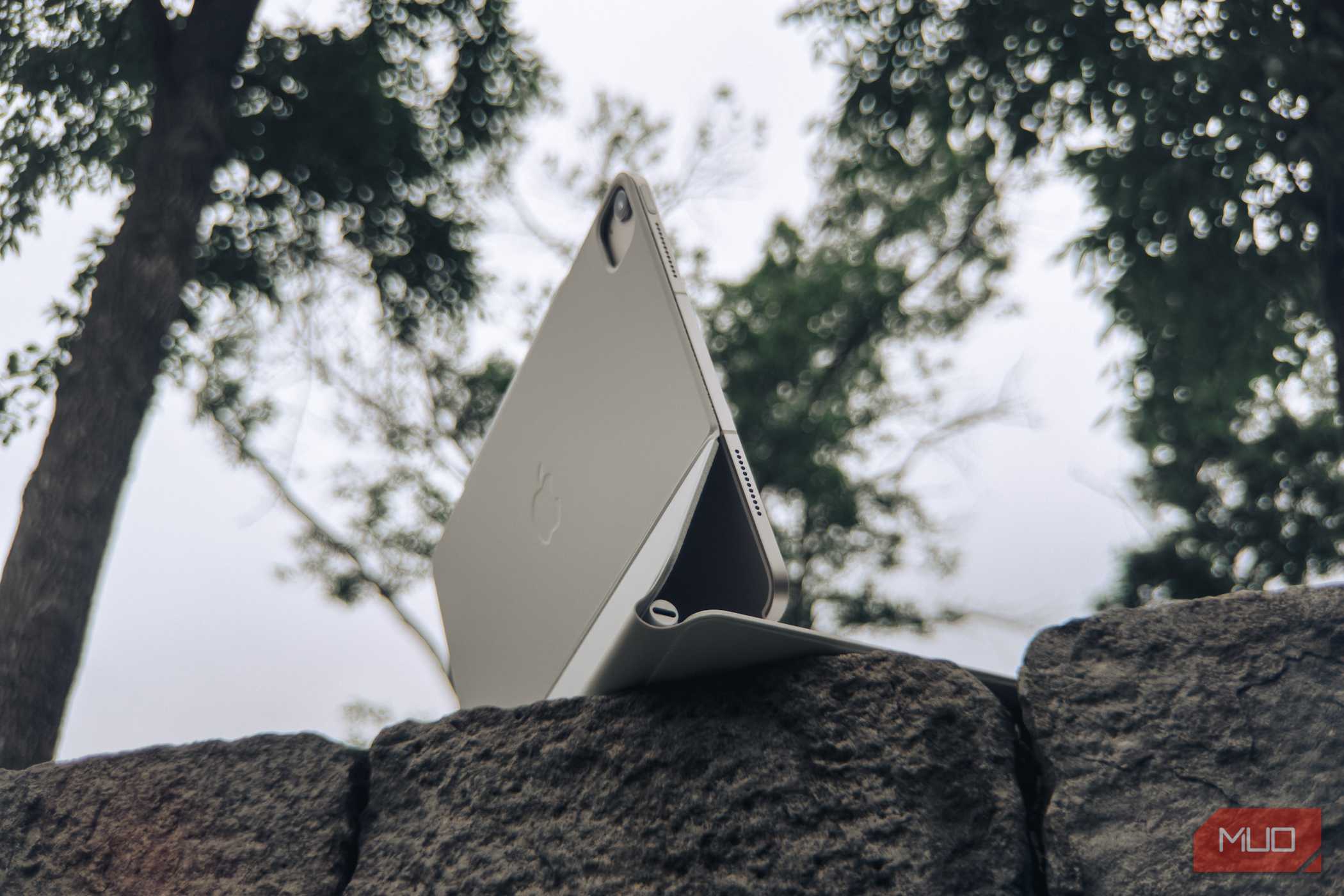 پشت iPad Air M2 در کیس Magic Keyboard