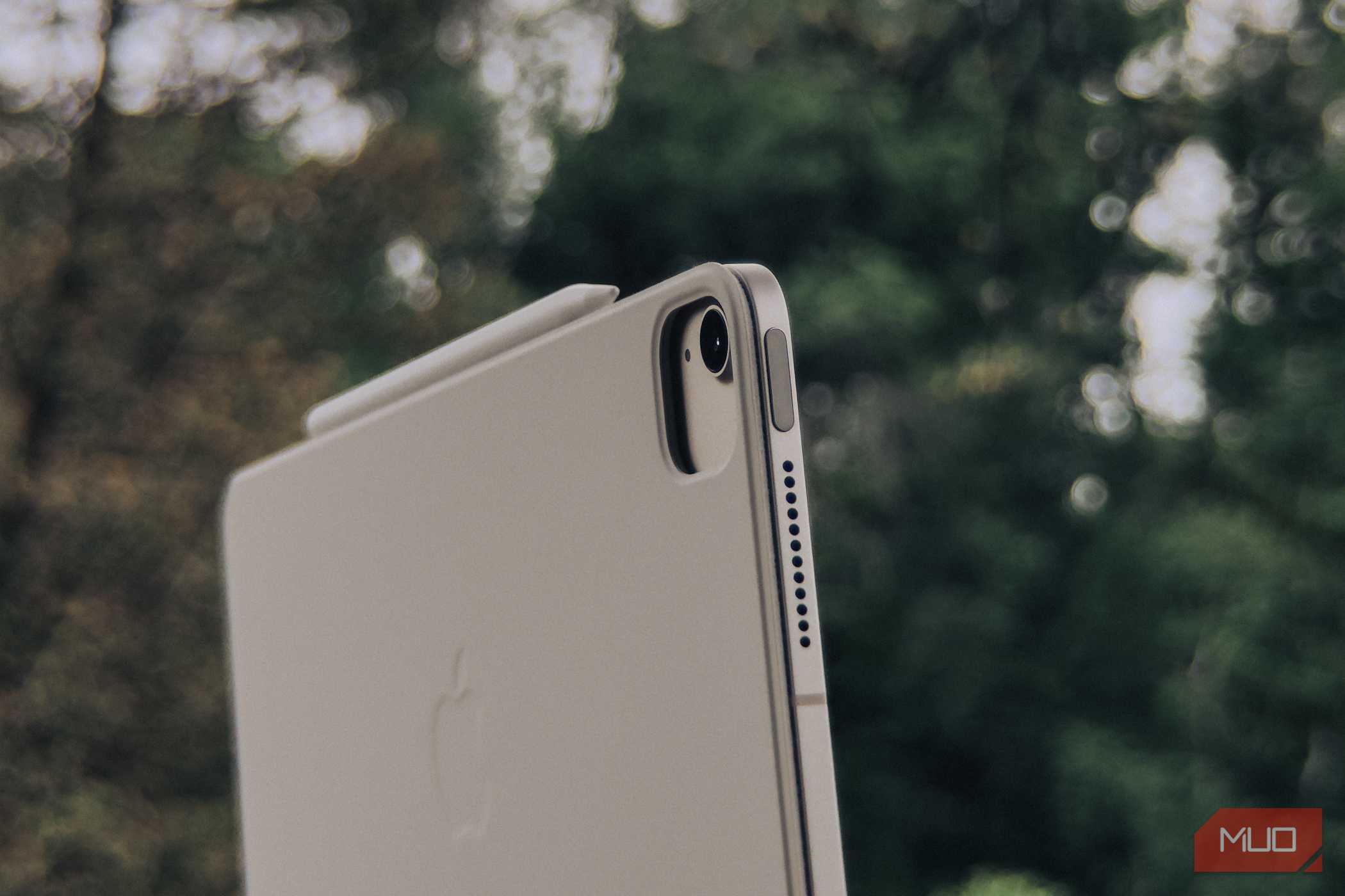 دوربین عقب iPad Air M2 از طریق کیس Magic Keyboard