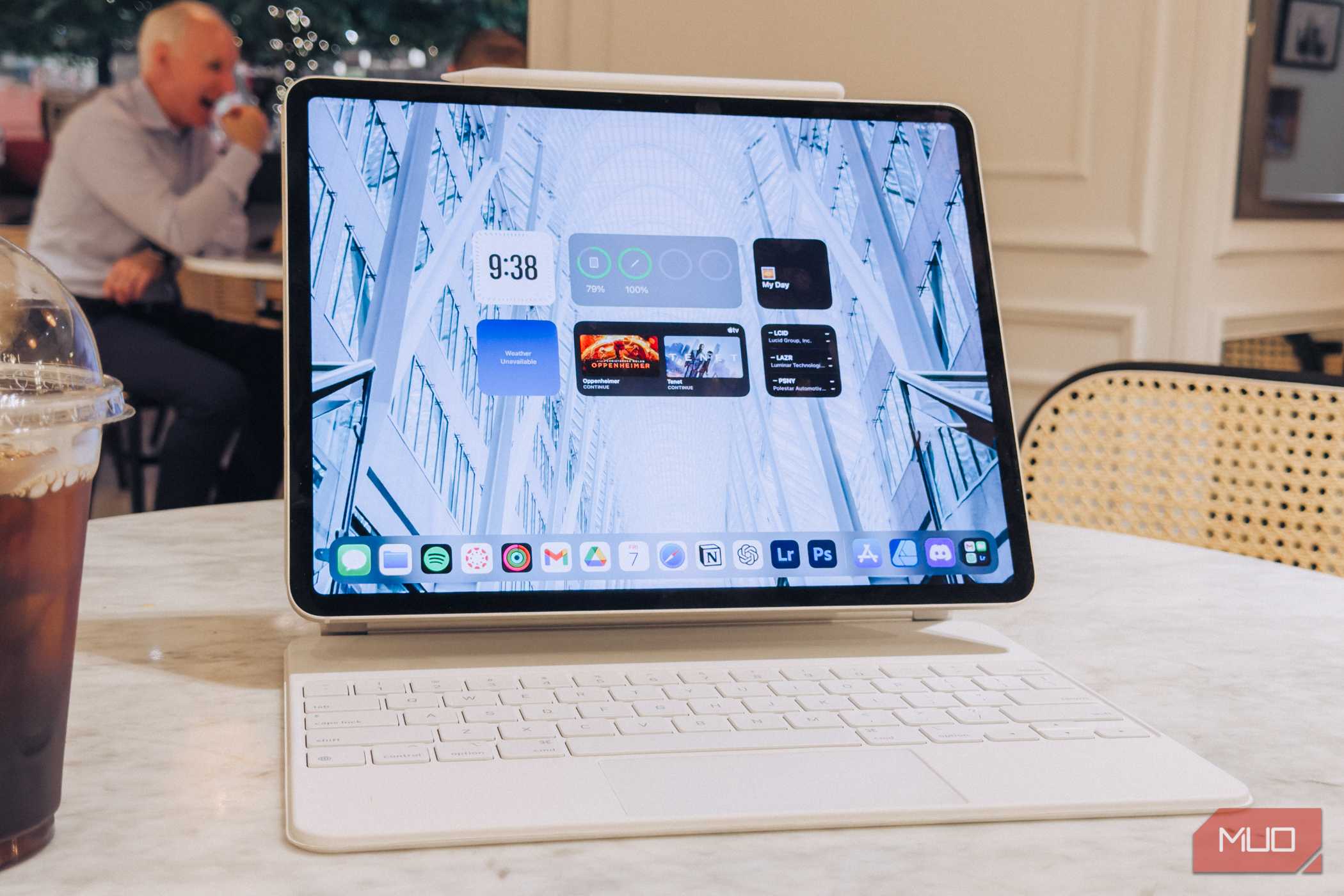 Apple iPad Air M2 روی میز قهوهای