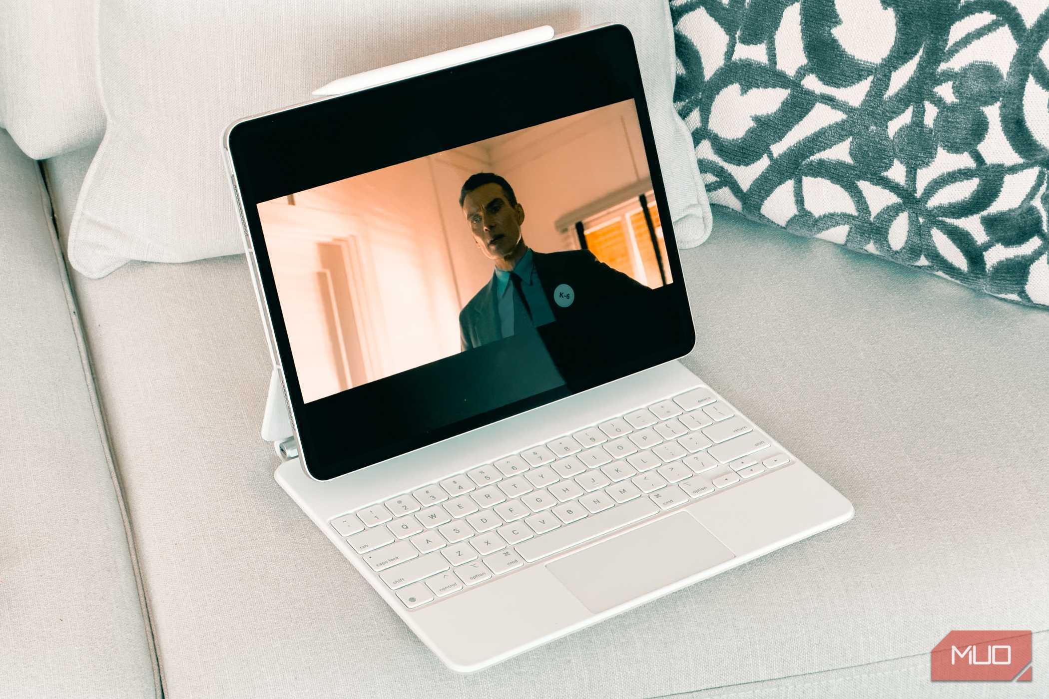 فیلمی که بر روی iPad Air M2 پخش میشود