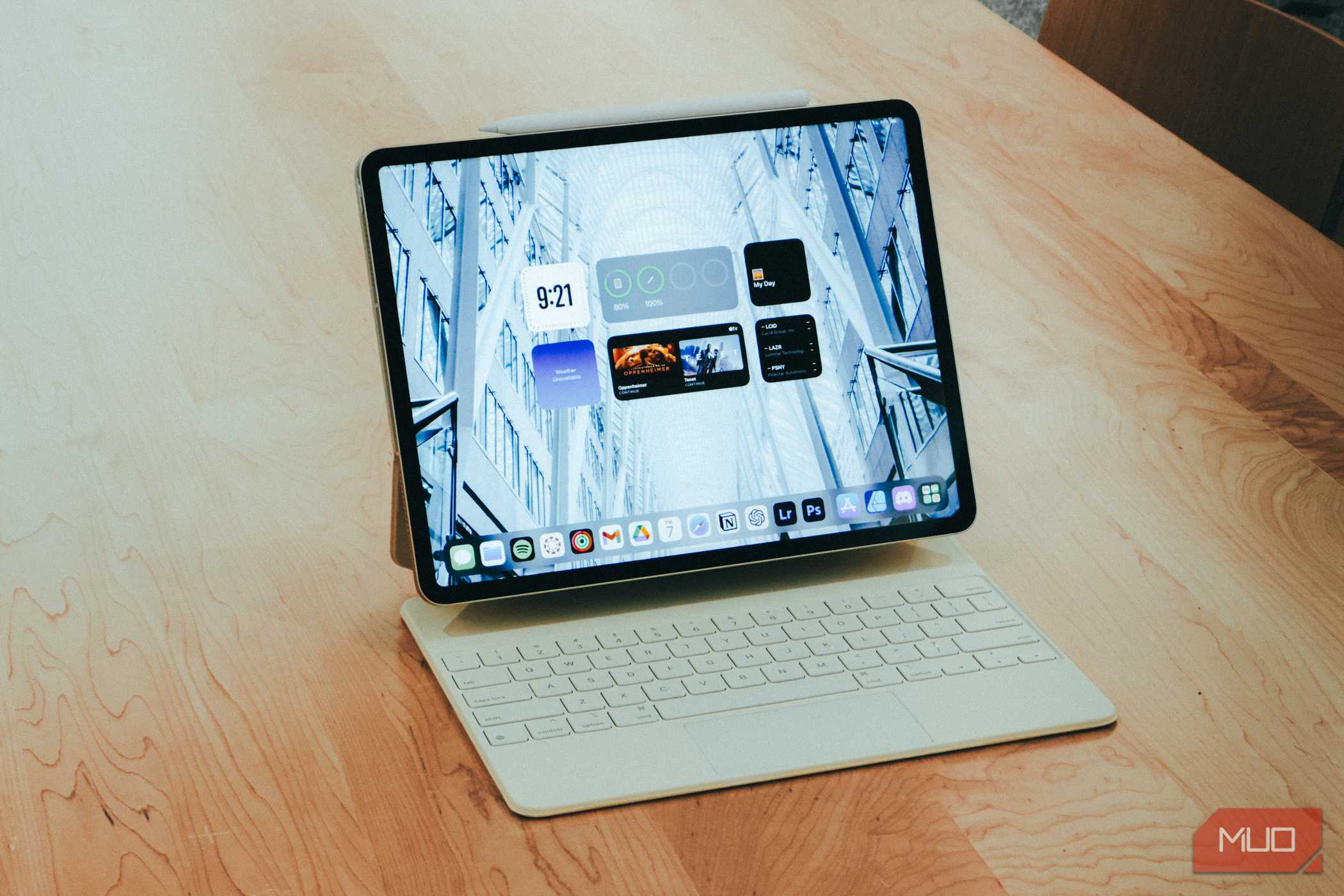 Apple iPad Air M2 روی میز و متصل به Magic Keyboard