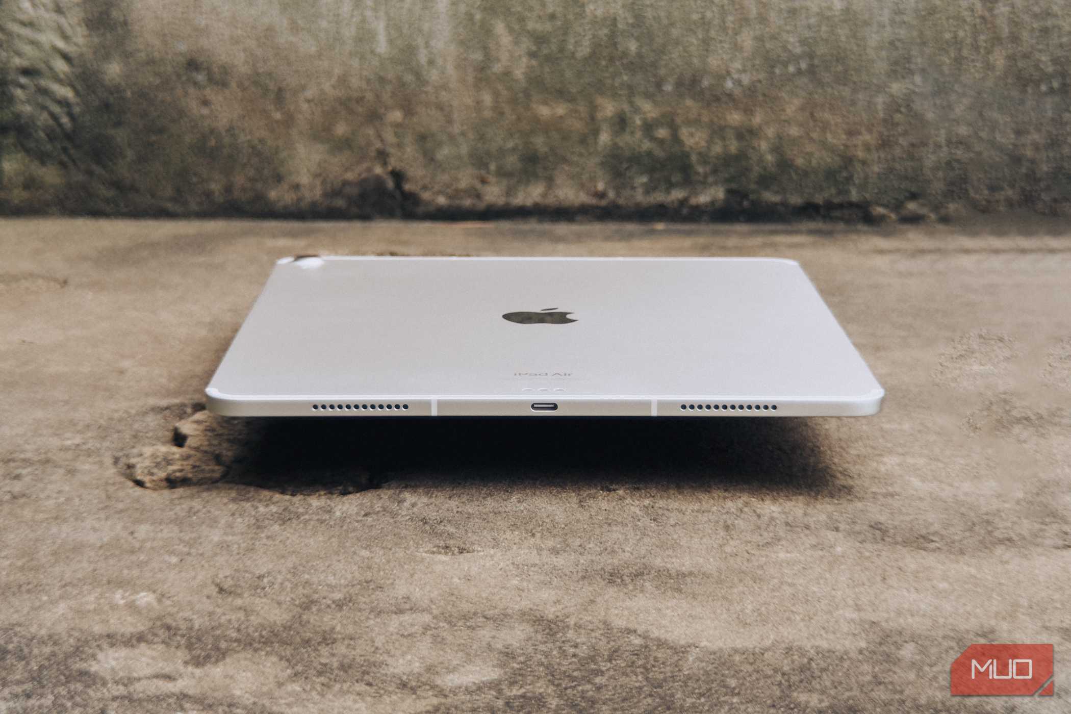 پورت USB‑C زیر iPad Air M2