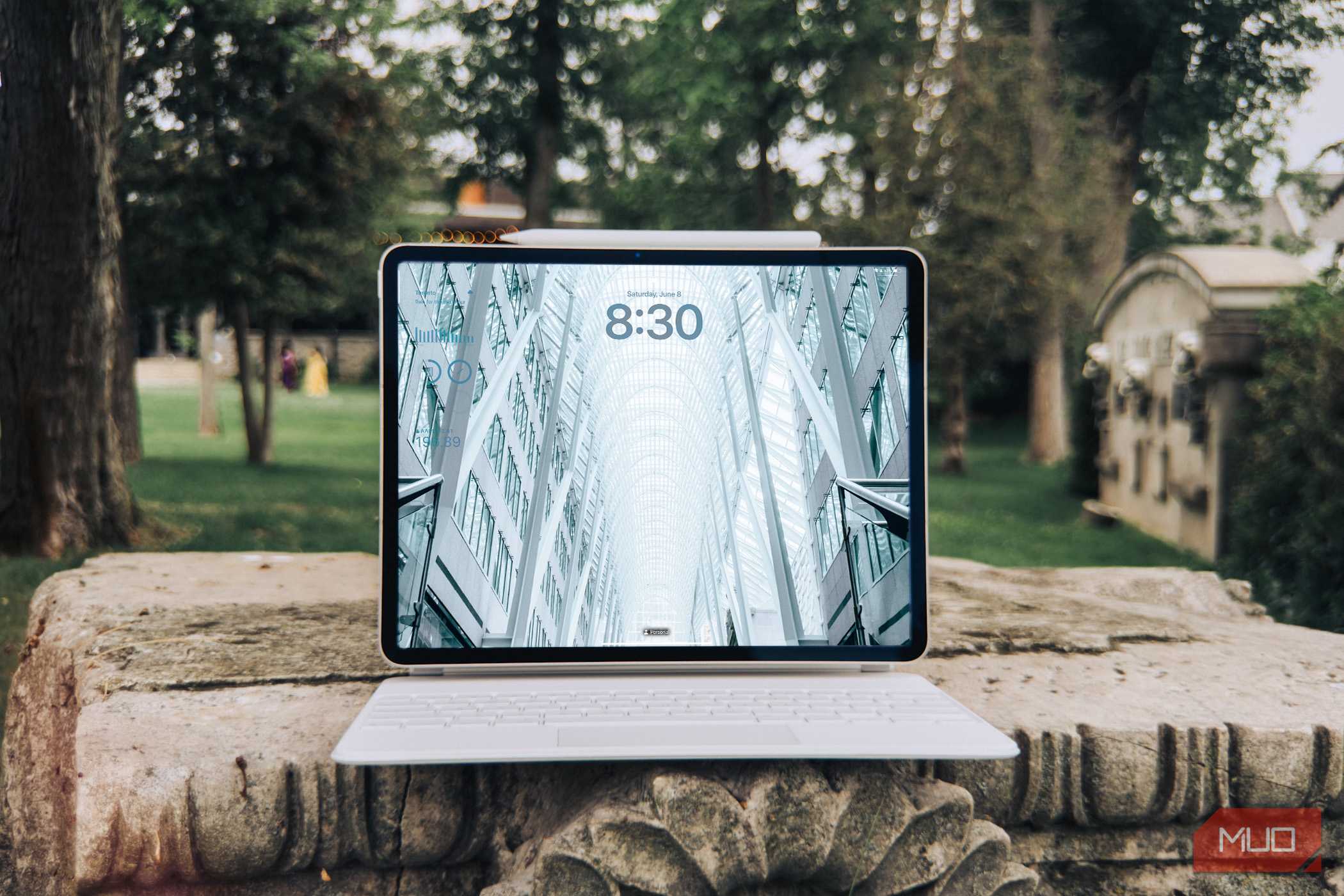 Apple iPad Air M2 متصل به Magic Keyboard و نمایش صفحهقفل