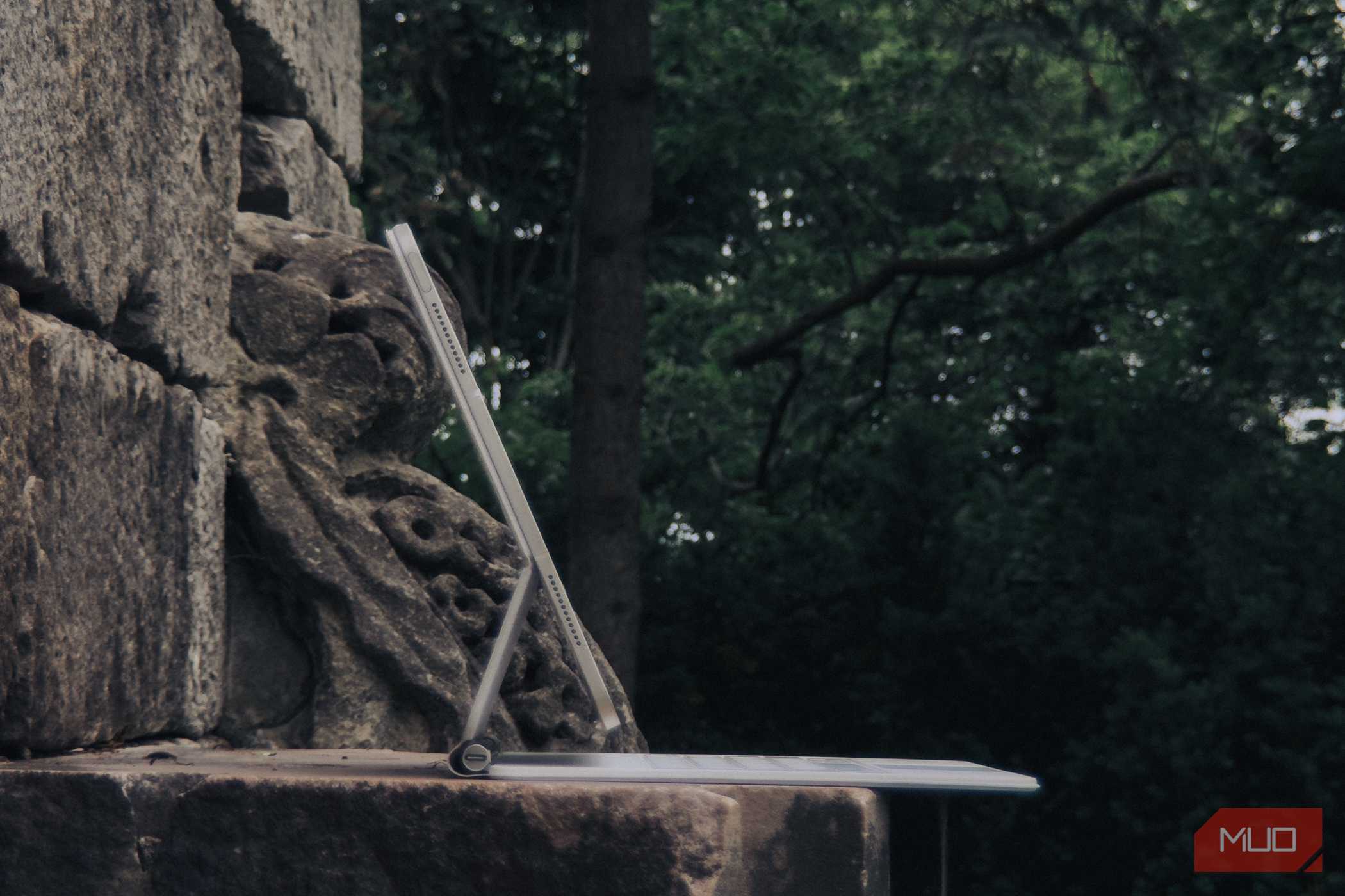 نمای جانبی Apple iPad Air M2 متصل به Magic Keyboard