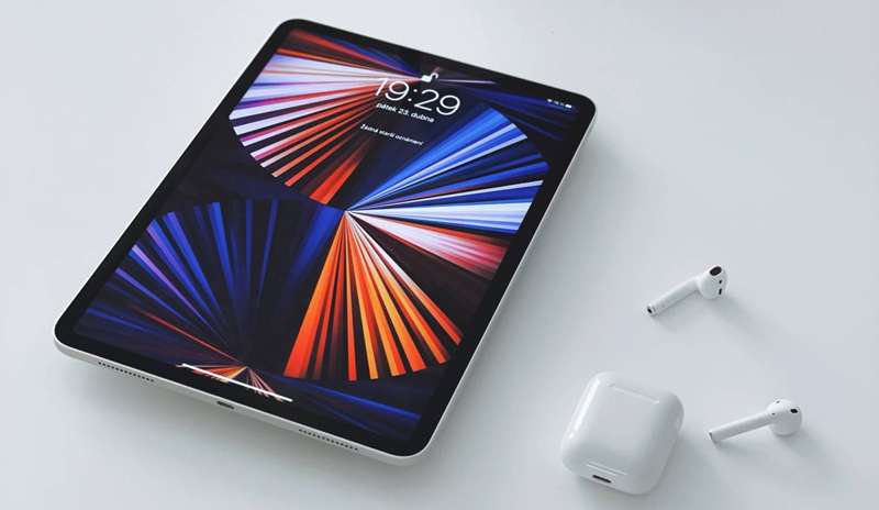 آی‌پد پرو با ایرپادها