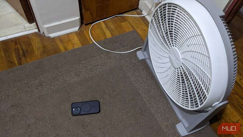 آیفون نشسته مقابل پنکه