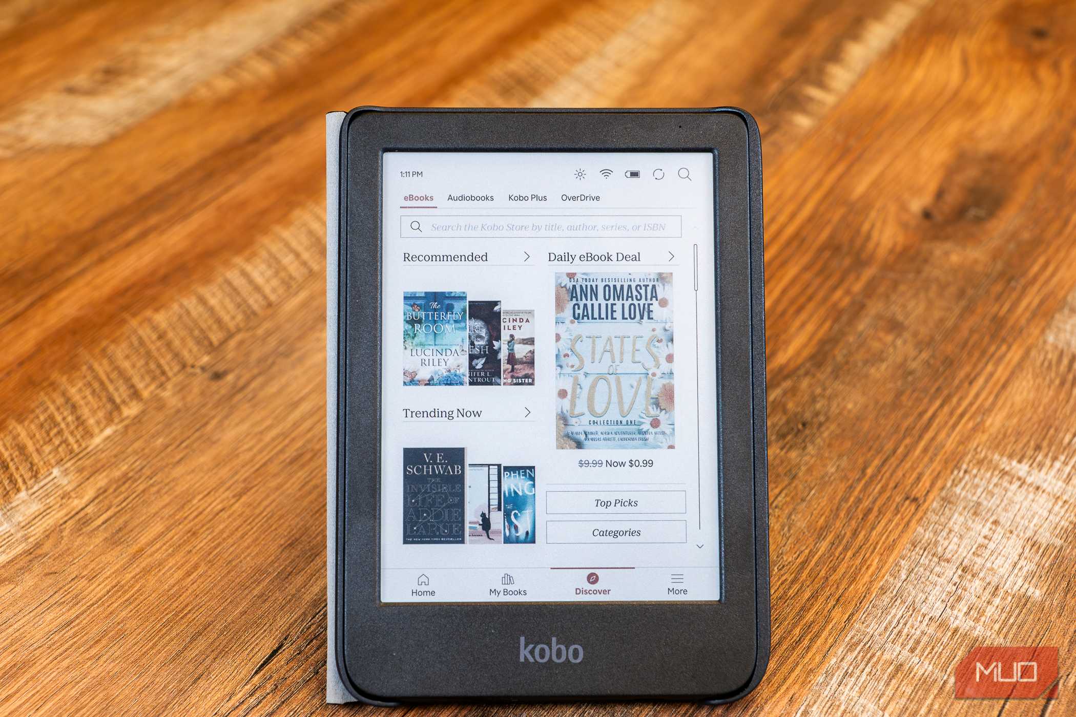 کتابفروشی Kobo Clara Colour روی میز