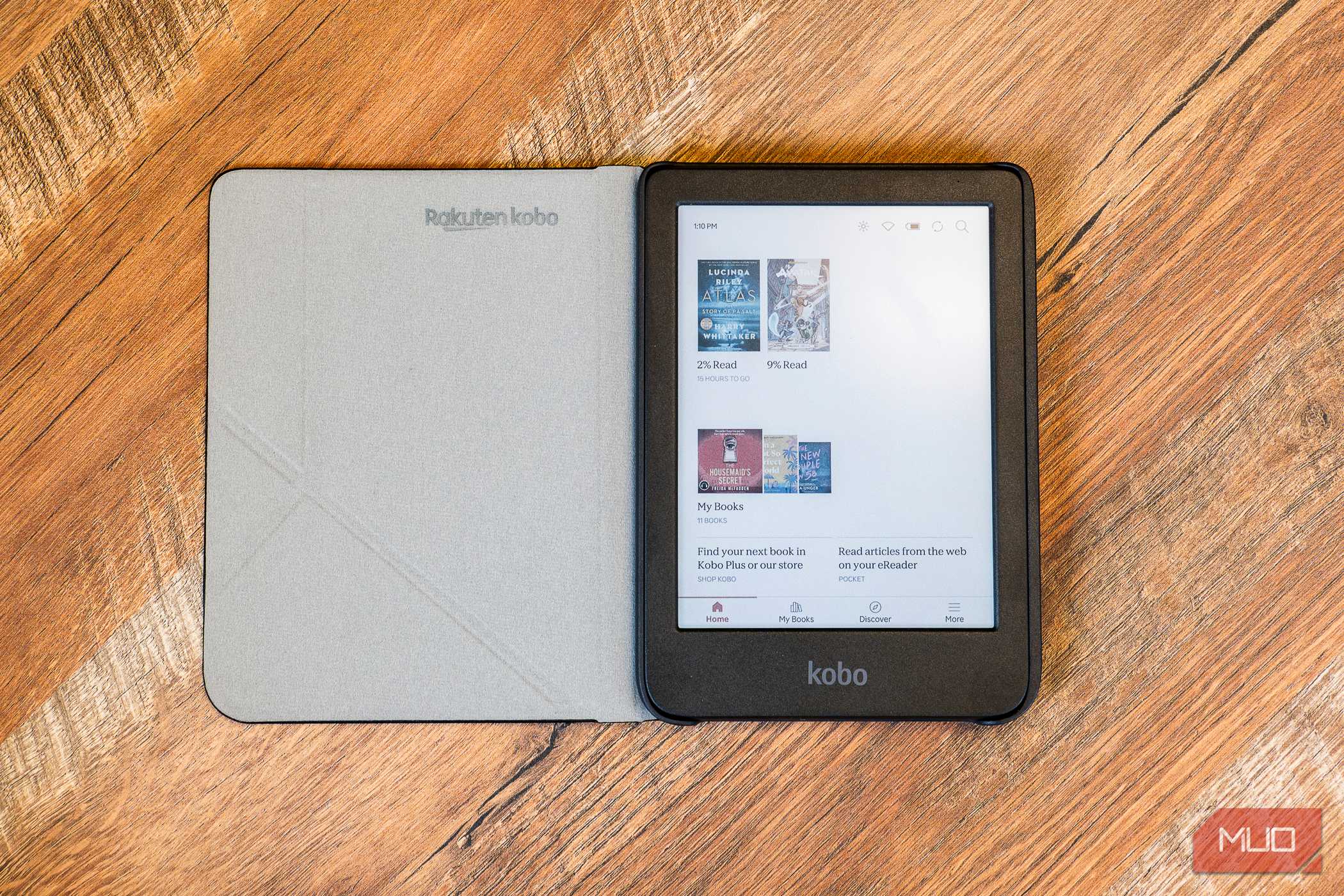 Kobo Clara Colour در کیس روی میز