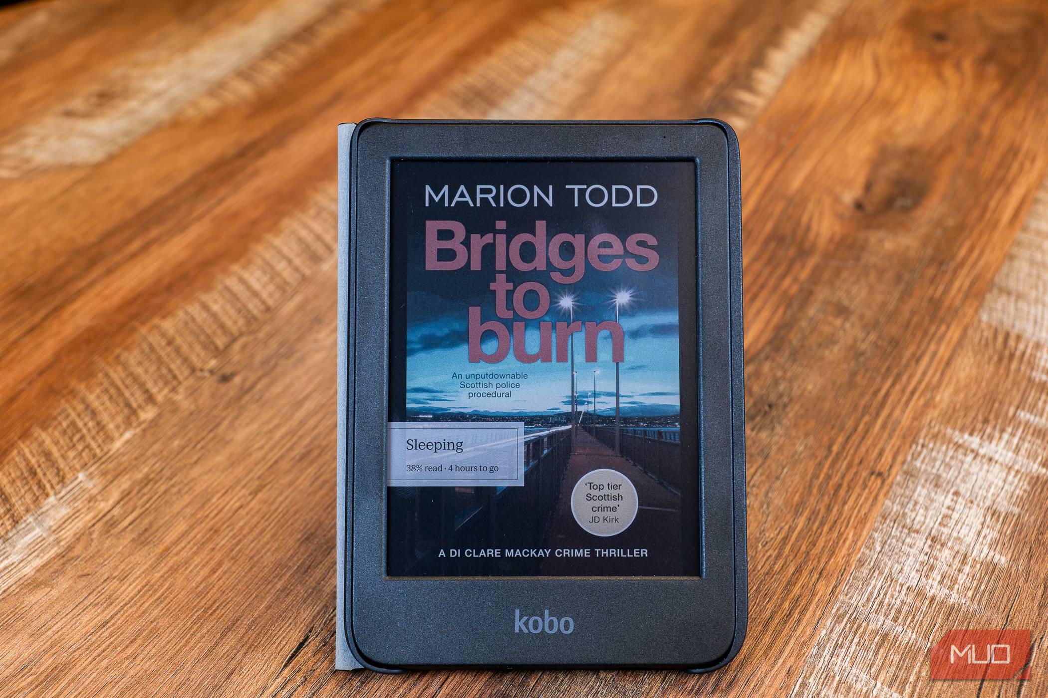 صفحه خواب Kobo Clara Colour روی میز