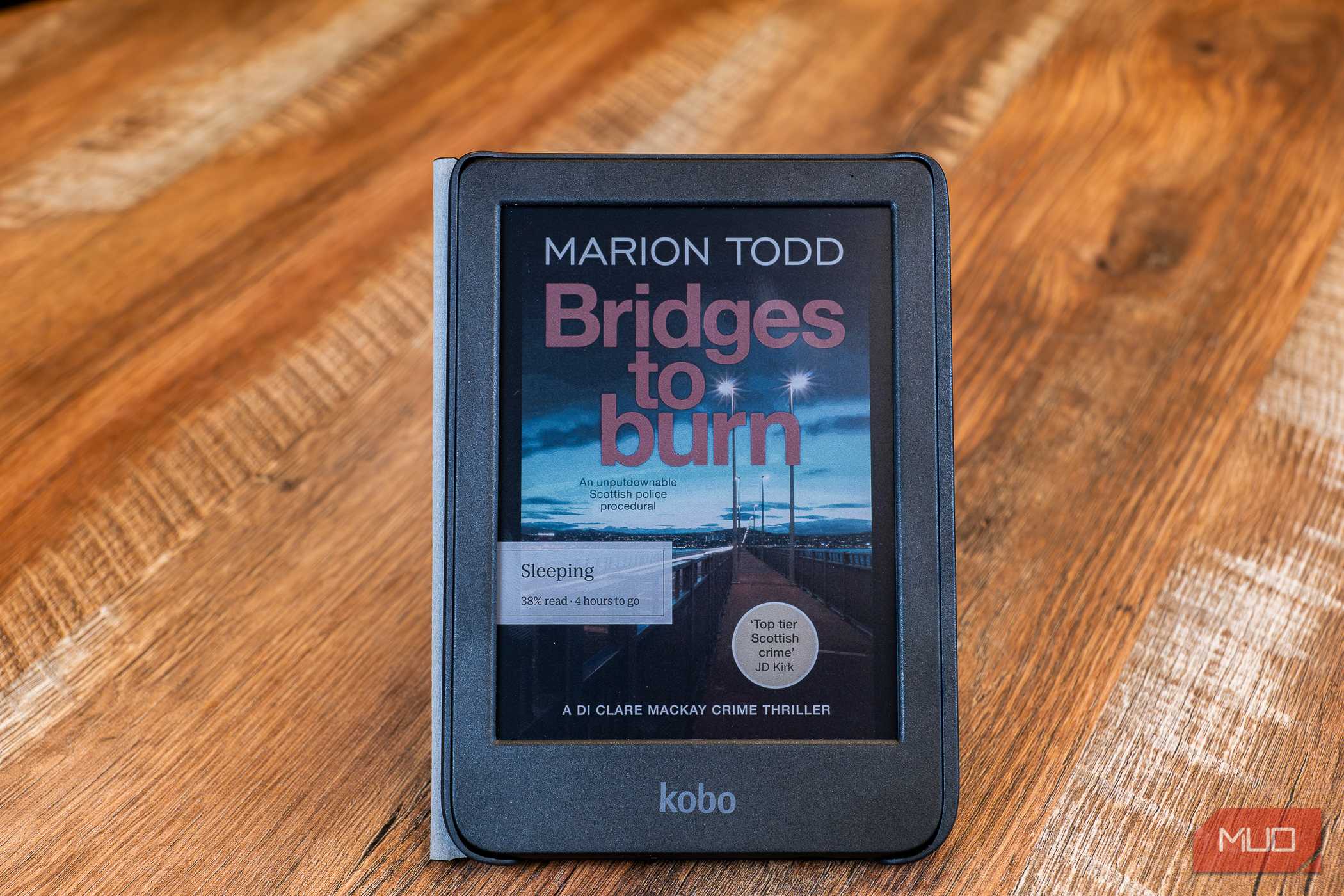 صفحه خواب Kobo Clara Colour با جلد کتاب