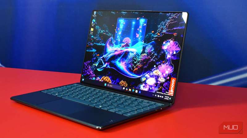 نسخه Lenovo Slim 7i Aura در نمایش CES 2025.