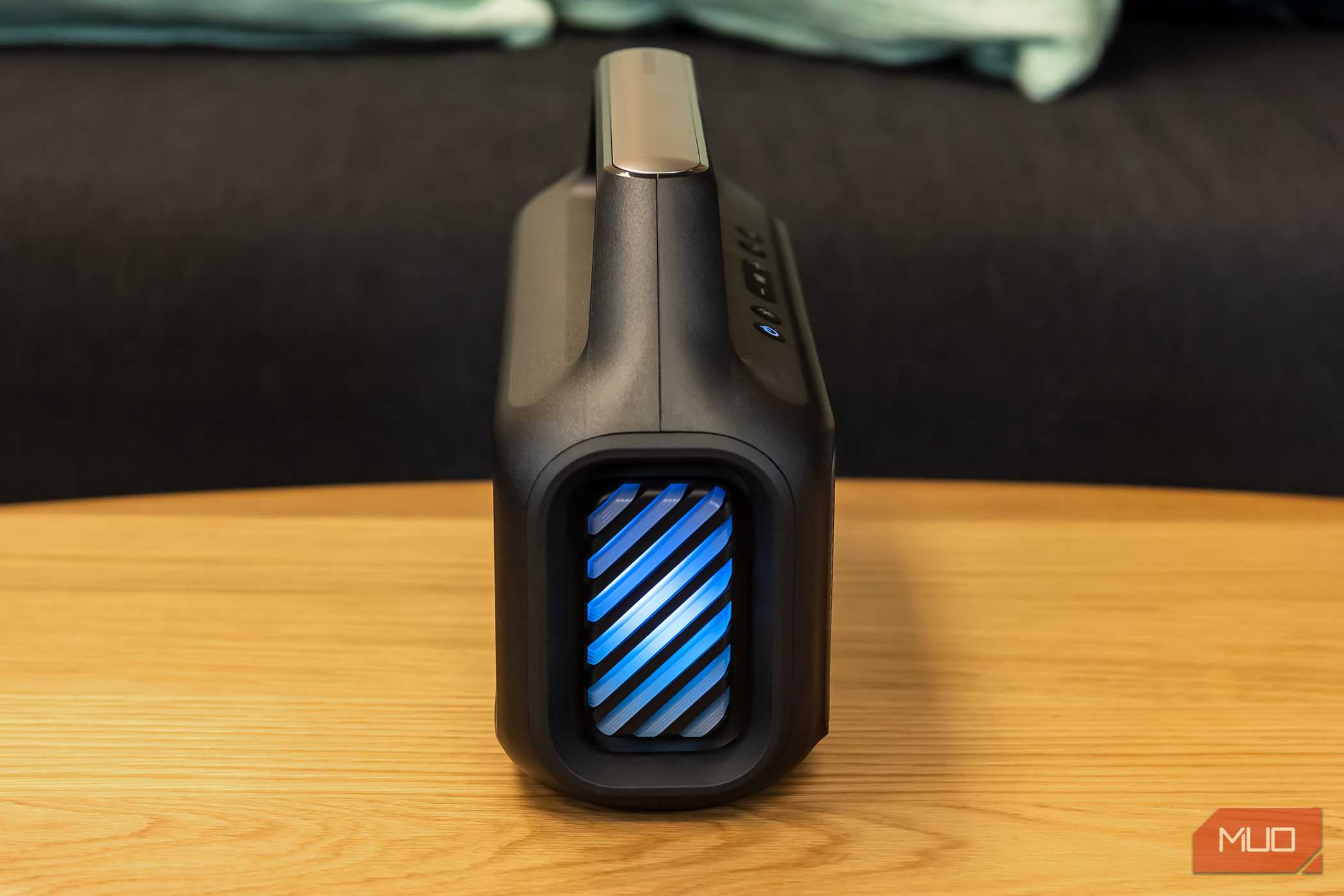 نورپردازی کنار Soundcore Boom 2 روی میز