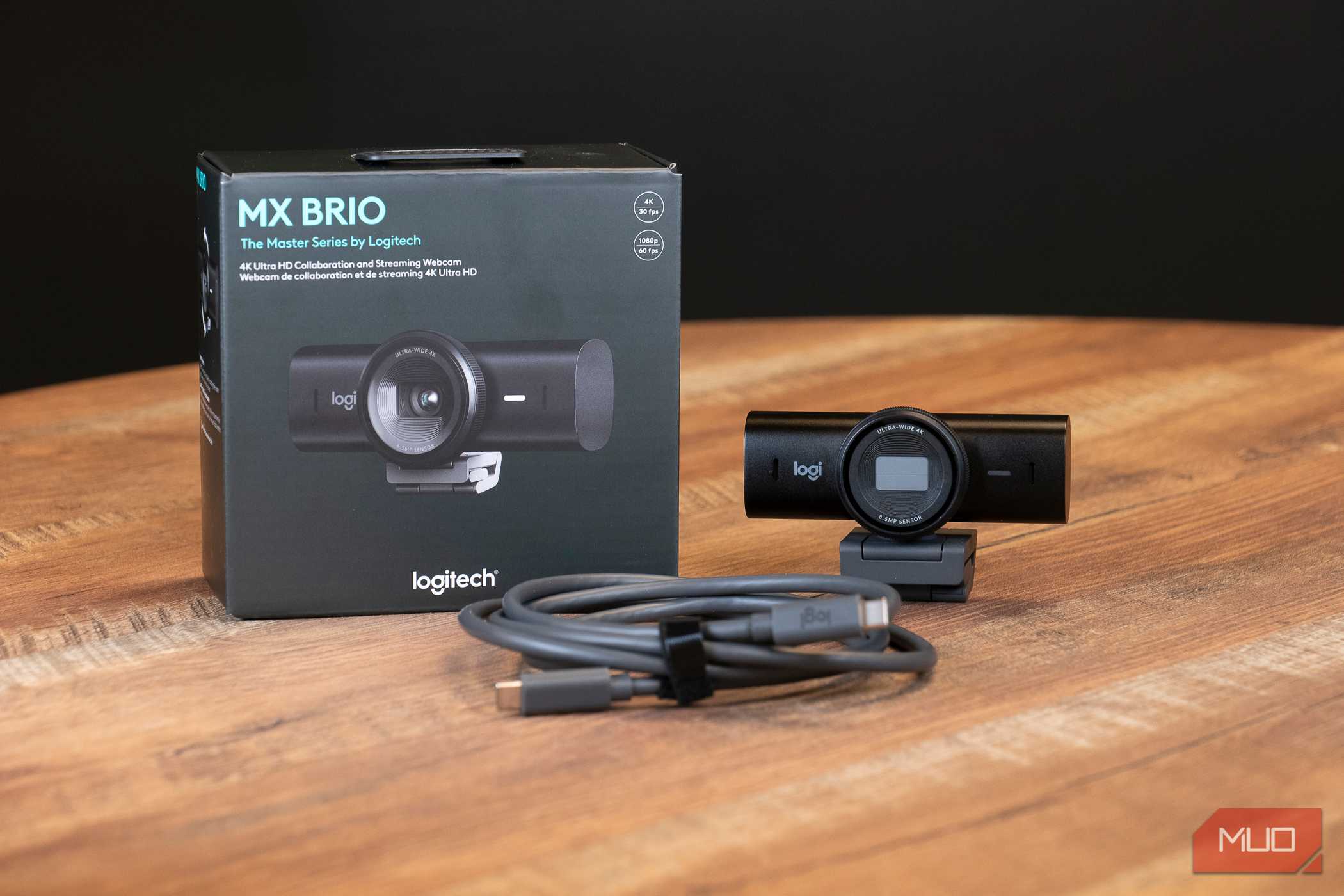 جعبه و محتویات Logi MX Brio