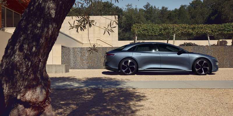 نمای جانبی Lucid Air Pure