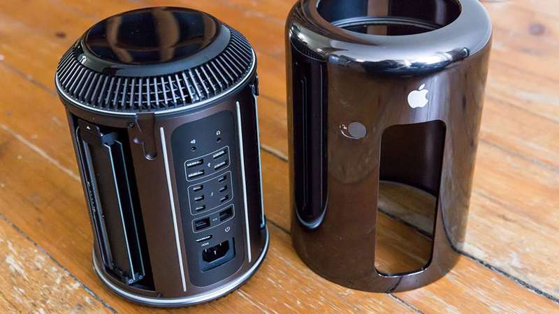 Mac Pro ۲۰۱۳ روی میز چوبی