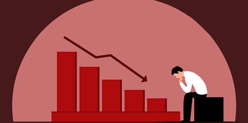 تصویری از مردی که به‌دلیل یک پرتفوی مالی بد غمگین است