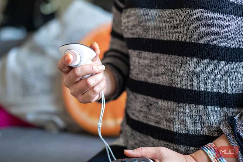 متا کوئست 3 - کنترلر در دست