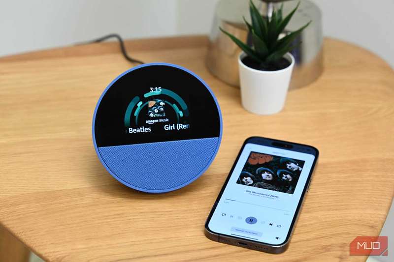 نمای نزدیک بلندگوی Amazon Echo Spot