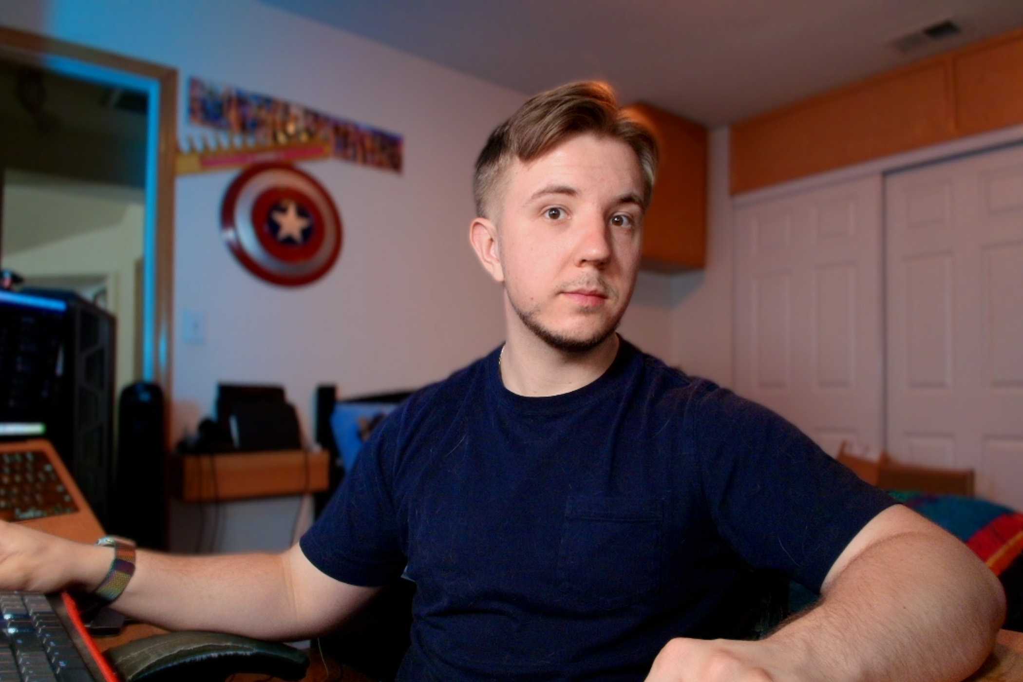 MX Brio با ظاهر استودیویی و تاری پسزمینه حالت Portrait در مک