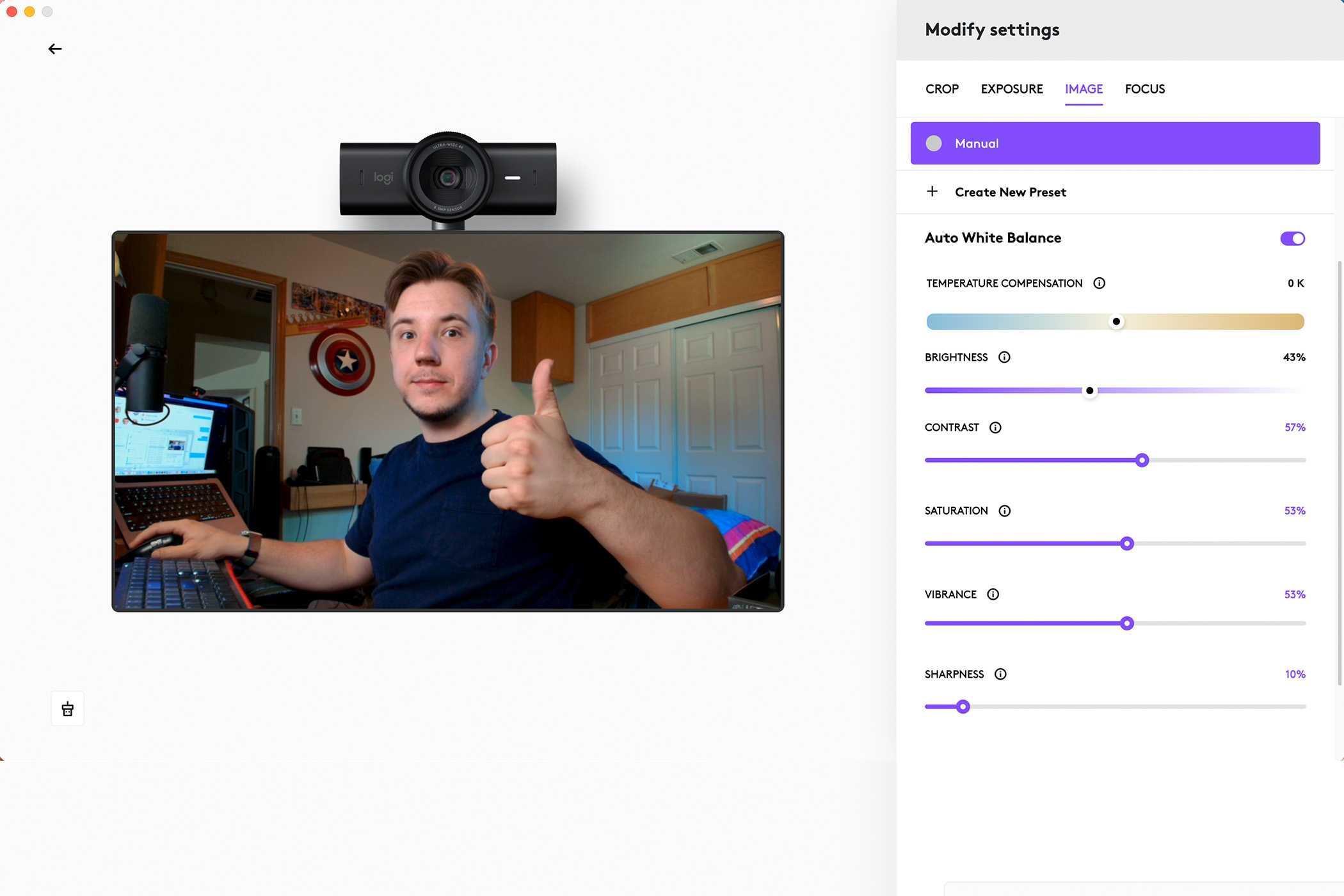تنظیمات دستی تصویر MX Brio در Logi Options+ با تعادل سفید خودکار فعال