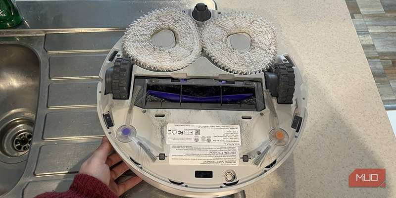 نگاه به زیر Narwal Freo نشاندهنده پدها و برس