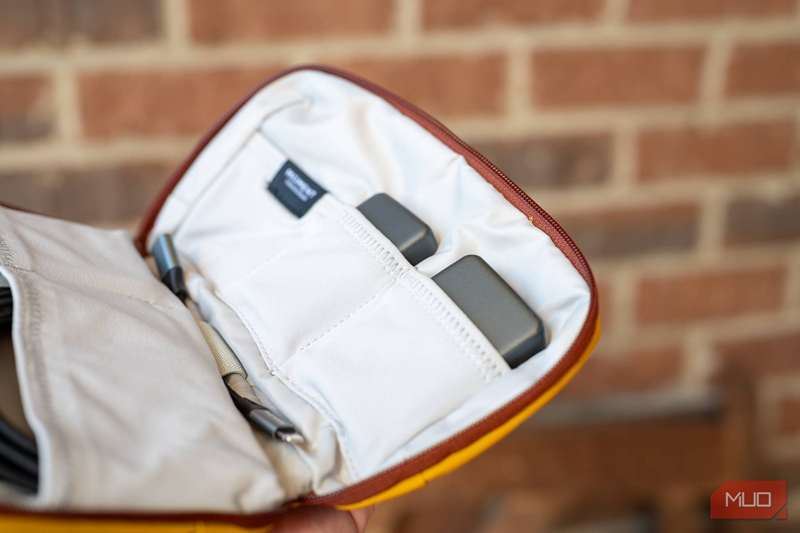 آداپتور برق کم حجم Nomad 65W در کیف سازمان‌دهنده تکنولوژی Mini Moment