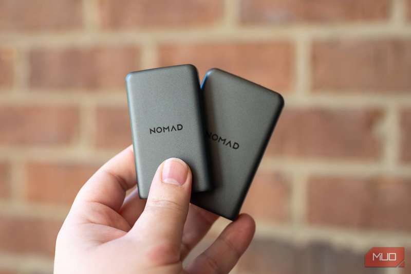 آداپتور برق کم حجم Nomad 65W در کنار مدل 35W