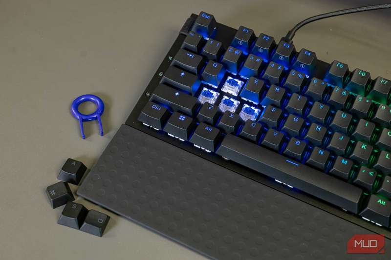 NZXT Function 2 با کیک‌کپ‌های برداشته شده روی میز