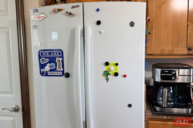 یک یخچال در آشپزخانه