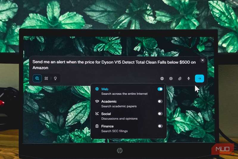 نوار جستجوی پرپلکسیتی باز روی یک لپتاپ HP ویندوزی