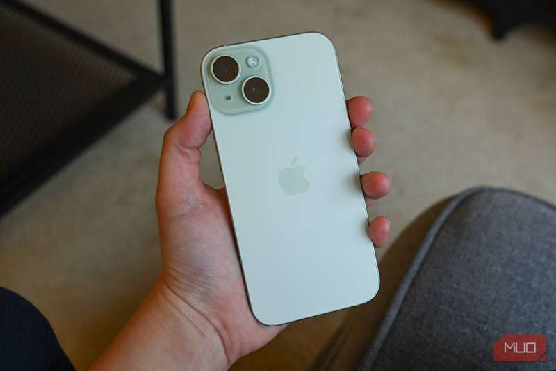 شخصی که آیفون ۱۵ را در دست دارد